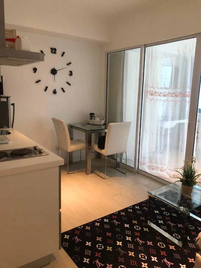 마닐라 Cozy 1Br W/ Balcony At Azure 아파트 외부 사진